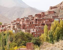 Historical alley in Kashan with ancient Persian architecture and serene atmosphere